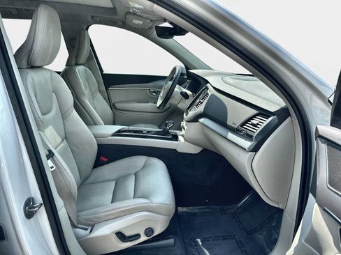 Used 2022 Volvo XC90 T5 Momentum w/ Climate Package FWD image 13