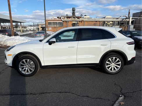 Used 2022 Porsche Cayenne Platinum Edition image 5
