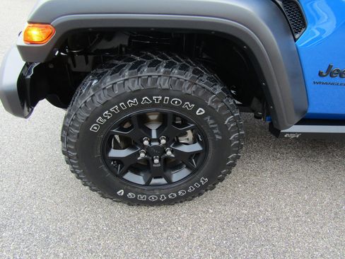 Used 2023 Jeep Wrangler Willys AWD/4WD image 9