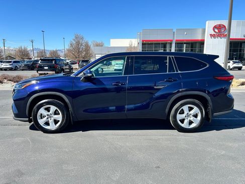 Used 2022 Toyota Highlander LE image 2