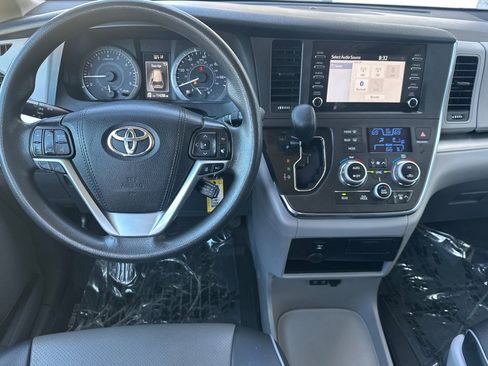 Used 2019 Toyota Sienna L FWD image 11