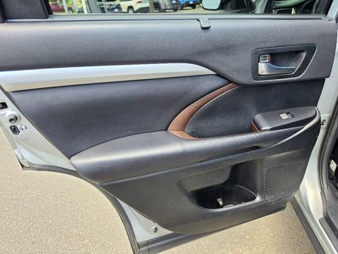 Used 2019 Toyota Highlander XLE AWD/4WD image 23