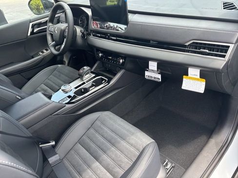 New 2025 Mitsubishi Outlander SE image 27