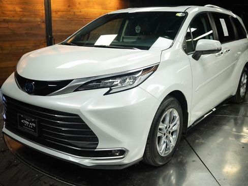 Used 2023 Toyota Sienna Limited AWD/4WD image 2