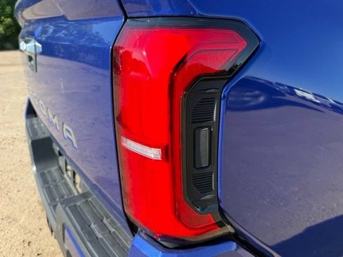 Used 2024 Toyota Tacoma Limited w/ Limited Package (LT) AWD/4WD image 12