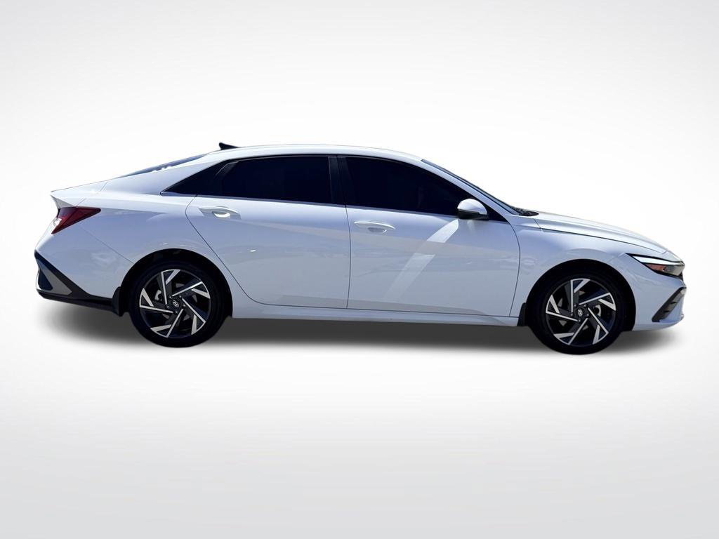 Used 2025 Hyundai Elantra Limited FWD image 8