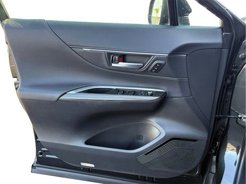 Used 2021 Toyota Venza Limited w/ Carpet Mat Package (TMS) image 19