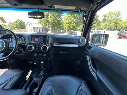 Used 2017 Jeep Wrangler Unlimited Rubicon w/ Connectivity Group AWD/4WD image 21