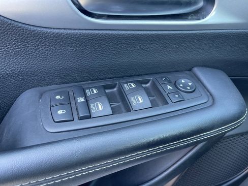 Used 2025 Chrysler Pacifica Limited image 38