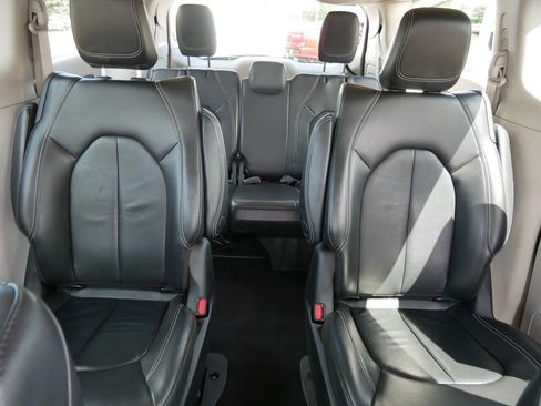 Used 2022 Chrysler Pacifica Touring-L FWD image 13