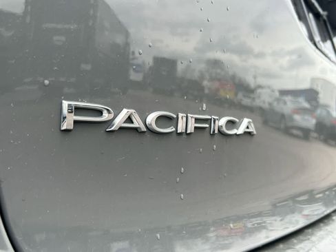 Used 2023 Chrysler Pacifica Touring-L image 13