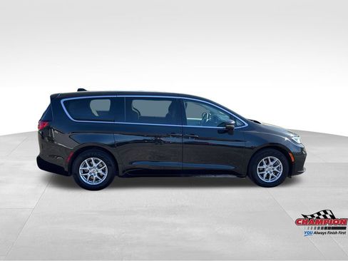 Used 2023 Chrysler Pacifica Touring-L FWD image 4