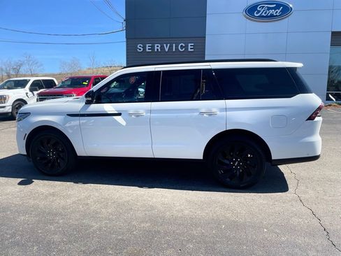 Used 2025 Lincoln Navigator Reserve w/ Jet Appearance Package AWD/4WD image 3