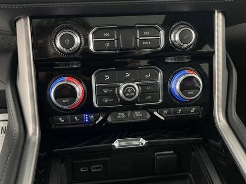 Used 2022 GMC Yukon XL Denali image 39