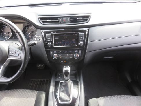 Used 2020 Nissan Rogue SV w/ Premium Package AWD/4WD image 16