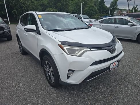 Used 2018 Toyota RAV4 XLE AWD/4WD image 3