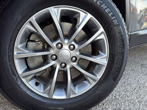 Used 2020 Jeep Cherokee Latitude Plus image 9