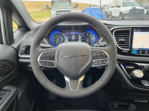 New 2026 Chrysler Pacifica Select image 16