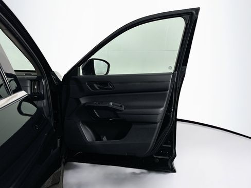 Used 2025 Nissan Pathfinder SV image 33