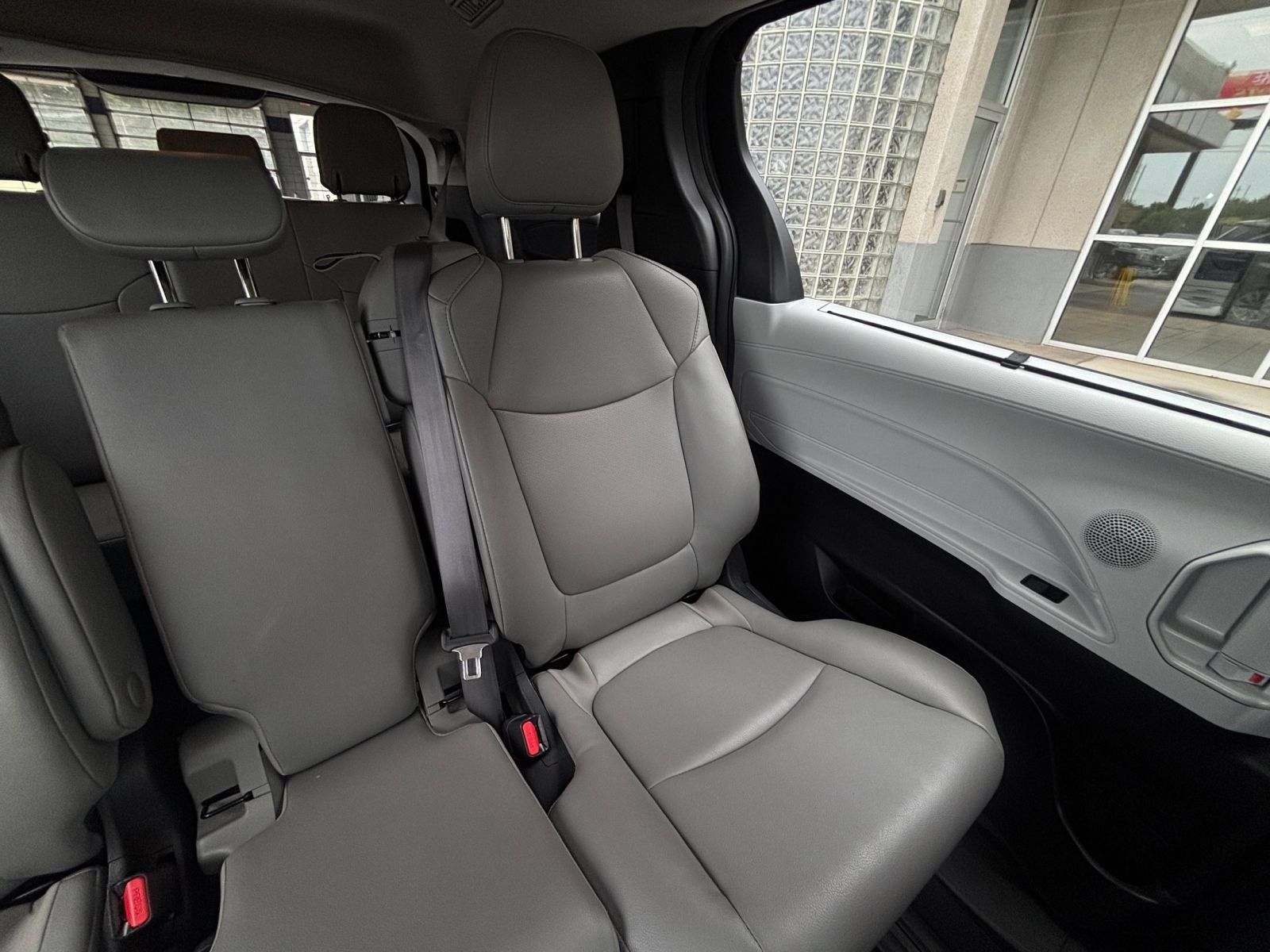 Used 2025 Toyota Sienna XLE FWD image 39