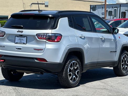 Used 2025 Jeep Compass Trailhawk AWD/4WD image 4