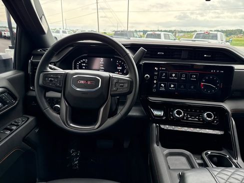 Used 2025 GMC Sierra 2500 AT4 w/ Technology Package AWD/4WD image 13