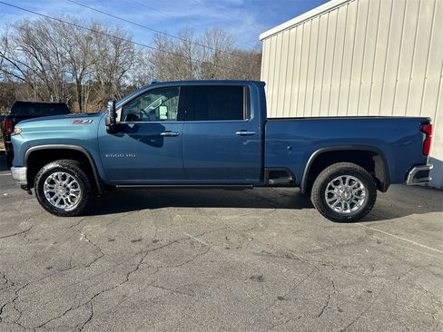 Used 2025 Chevrolet Silverado 2500 LTZ w/ LTZ Premium Package image 9