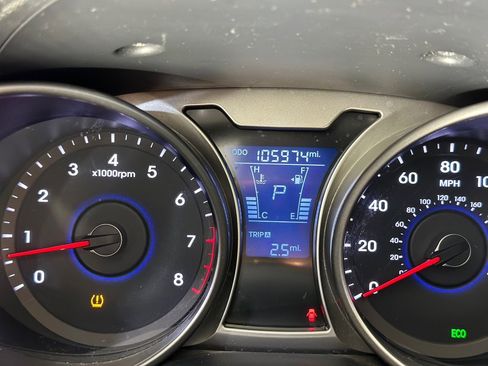 Used 2013 Hyundai Veloster w/ Style Pkg image 12