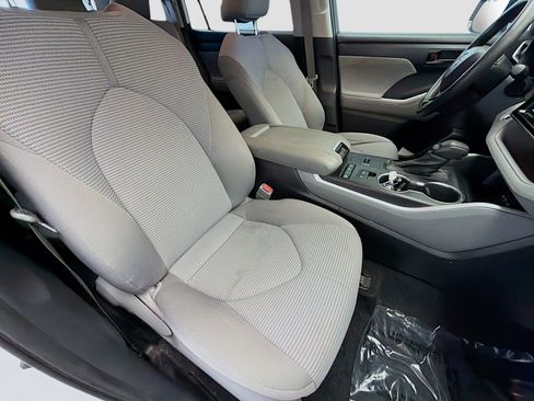 Used 2021 Toyota Highlander L image 15
