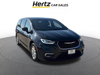 Used 2025 Chrysler Pacifica Select