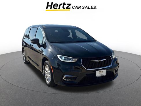 Used 2025 Chrysler Pacifica Select image 1