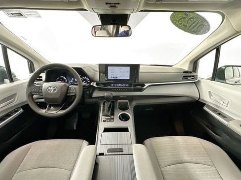 Used 2025 Toyota Sienna LE image 3