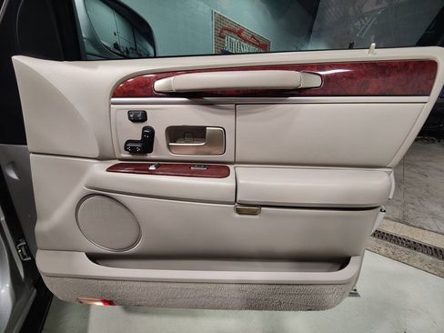 Used 2004 Lincoln Town Car Ultimate image 10