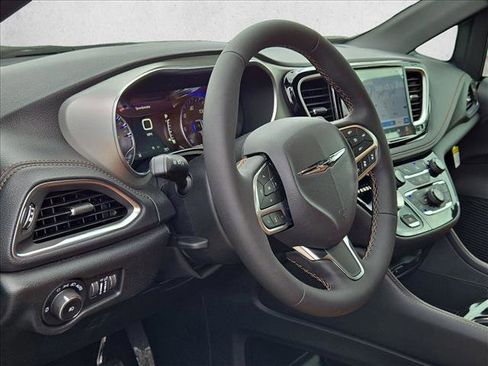 New 2026 Chrysler Pacifica Pinnacle image 3