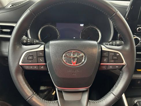 Used 2023 Toyota Highlander XLE AWD/4WD image 19