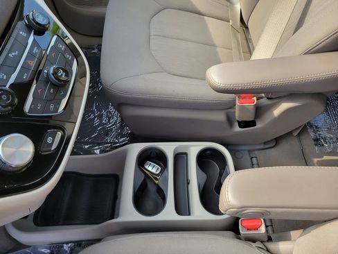 Used 2021 Chrysler Voyager LX image 20