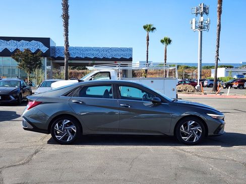 Used 2025 Hyundai Elantra SEL FWD image 8