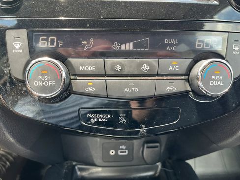 Used 2018 Nissan Rogue SV w/ Sun & Sound Touring Package AWD/4WD image 25
