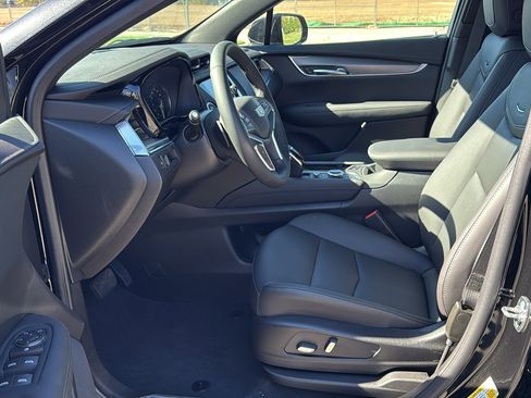 New 2025 Cadillac XT5 Luxury image 8