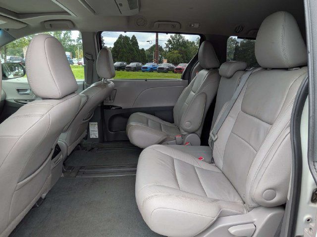 Used 2017 Toyota Sienna XLE Premium FWD image 16