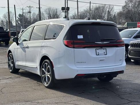 New 2026 Chrysler Pacifica Pinnacle w/ Trailer Tow Group AWD/4WD image 16