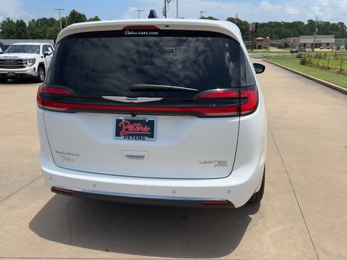 Used 2026 Chrysler Pacifica Limited AWD/4WD image 8