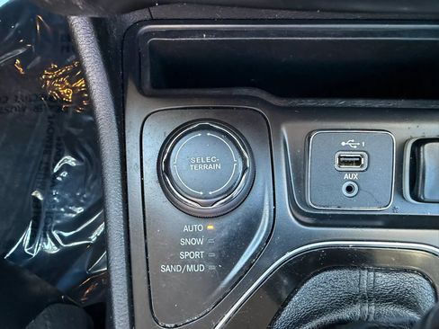 Used 2021 Jeep Cherokee Limited AWD/4WD image 15