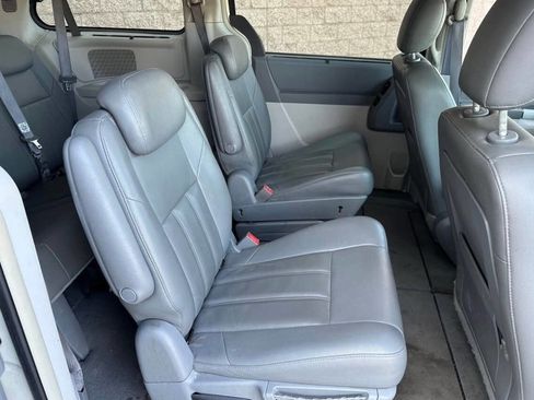 Used 2008 Chrysler Town & Country Touring image 8