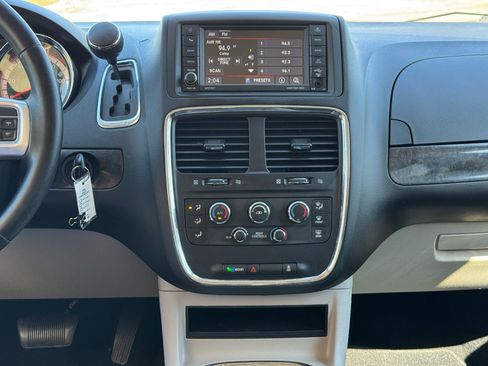 Used 2016 Dodge Grand Caravan SXT w/ Rear Park Assist Package image 29