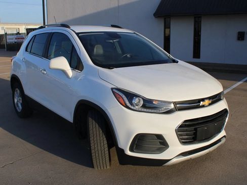 Used 2020 Chevrolet Trax LT w/ LT Convenience Package FWD image 3