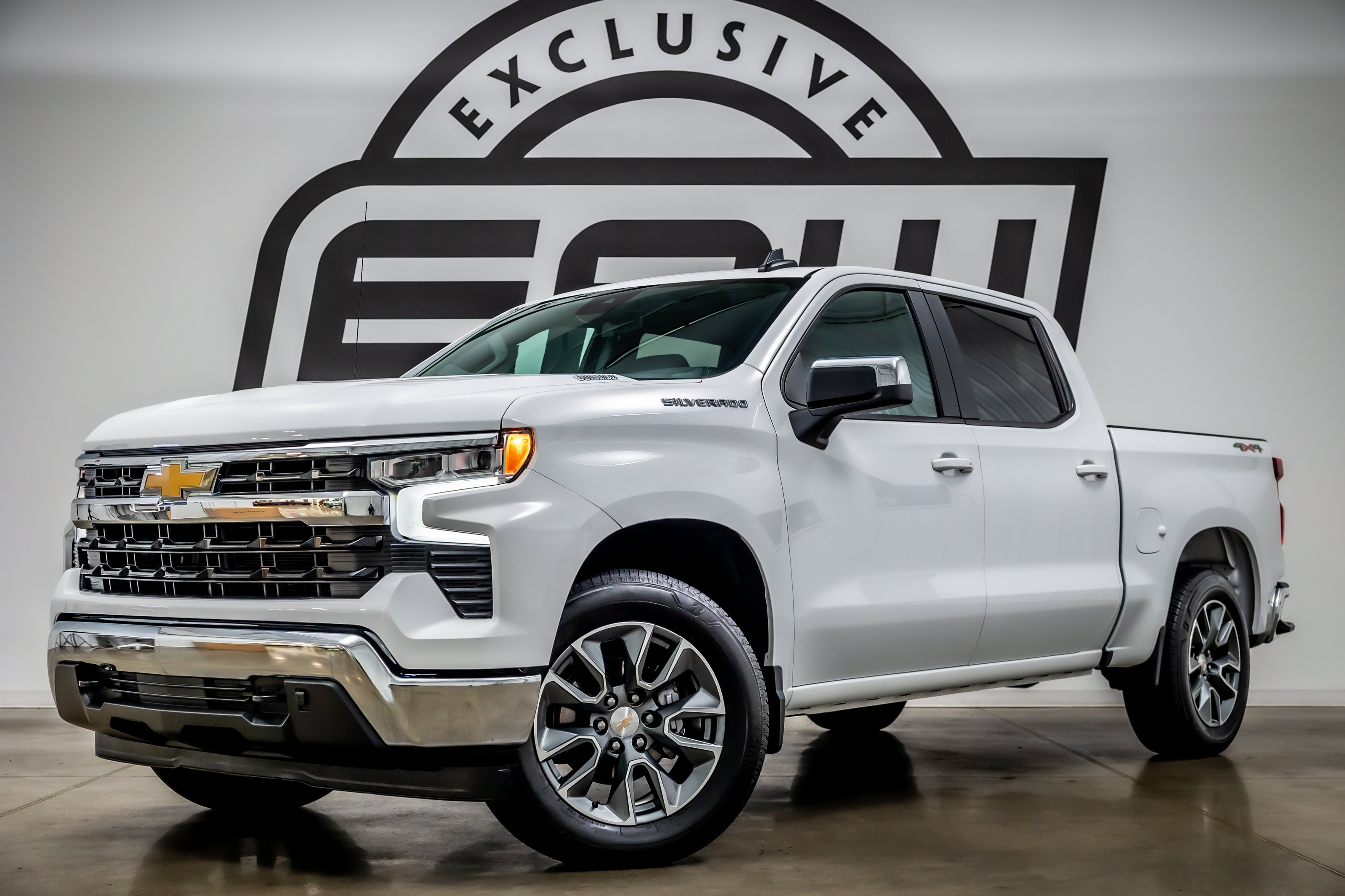 Used 2025 Chevrolet Silverado 1500 LT AWD/4WD image 1