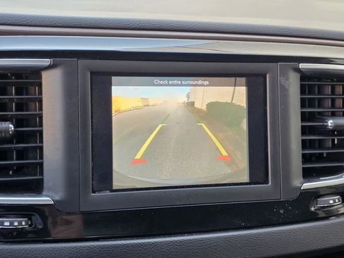 Used 2019 Chrysler Pacifica Touring-L image 15