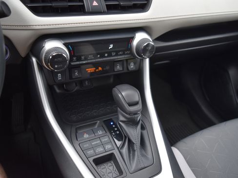 Used 2021 Toyota RAV4 XLE image 16