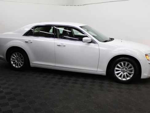Used 2013 Chrysler 300 Motown w/ Driver Convenience Group image 4